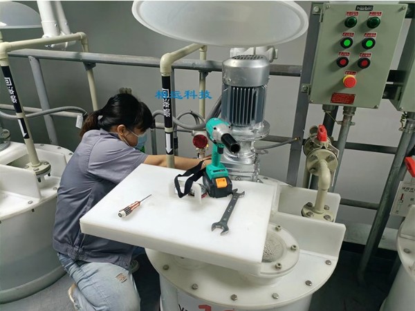 供应深圳某环保新材料公司56套防腐浮球液位计-安装调试