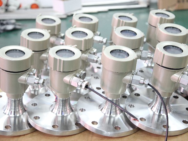 明渠河流液位监测：如何选择合适的液位计？